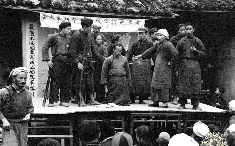 50年代初批斗地主老照片:图3地主跪在台上,图7地主老婆坐地撒泼