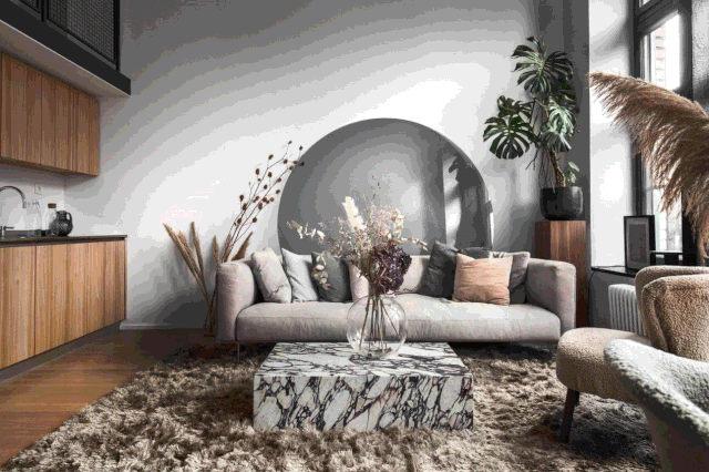 独立的工作区,一个是起居室/ 餐厅,还有一个卧室区域都会在其中