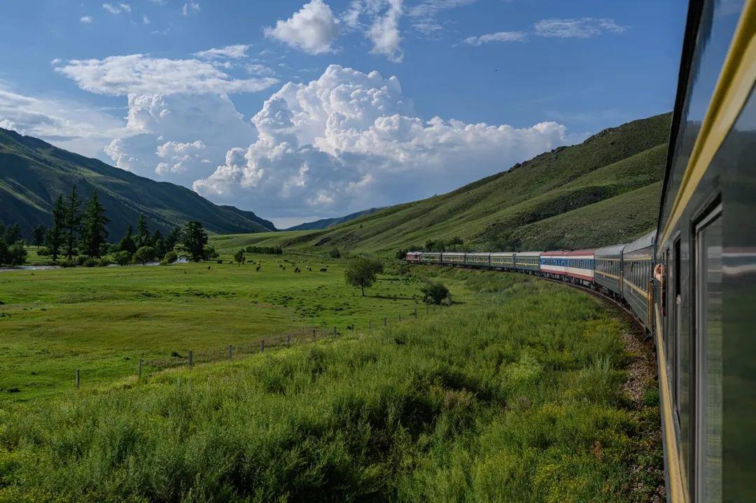 k3次国际列车驰骋在蒙古北部的群山河谷间 旅行的第三天同样精彩.