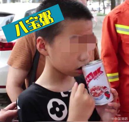 #护栏#突发！东莞一孩子头卡在护栏中······