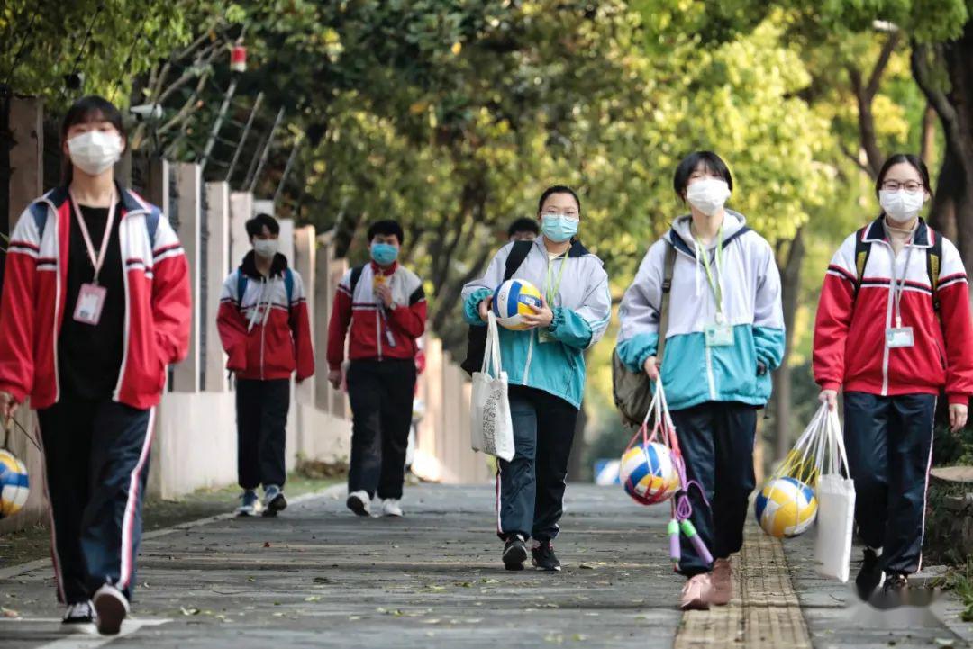 今天(4月13日),浙江省嘉兴市秀州中学初中部9年级学生返校上课.