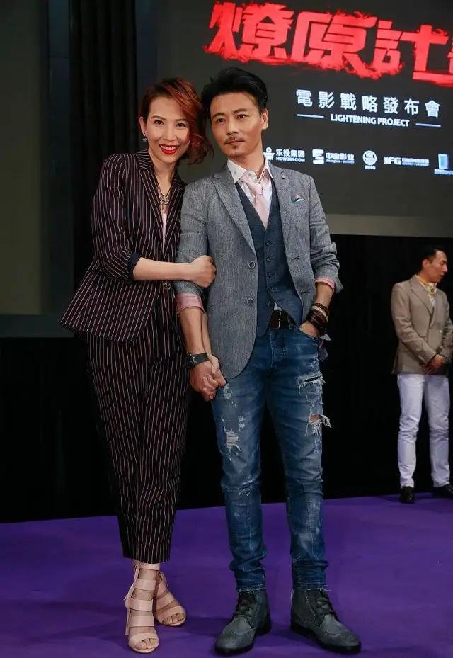 蔡少芬皮肤暗黄，身穿条纹西装内搭浅粉色，是