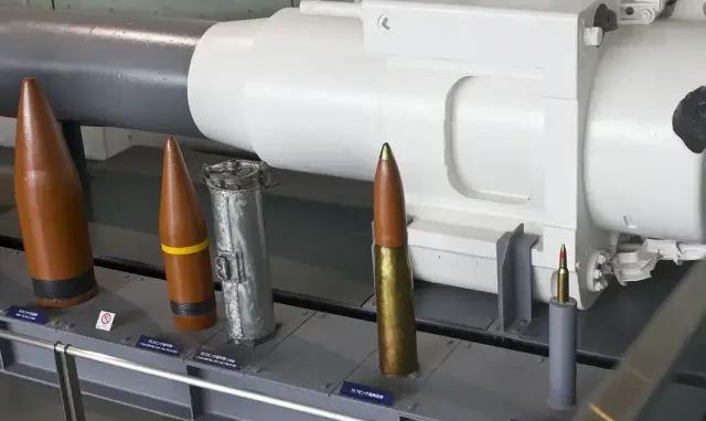 96式25毫米防空高炮可以发射四种弹药:通常弹,燃烧弹,穿甲弹和曳光弹