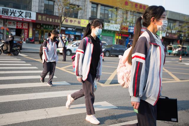 原创上网课的你羡慕吗?实拍杭州开学首日 学生过马路保持一米距离