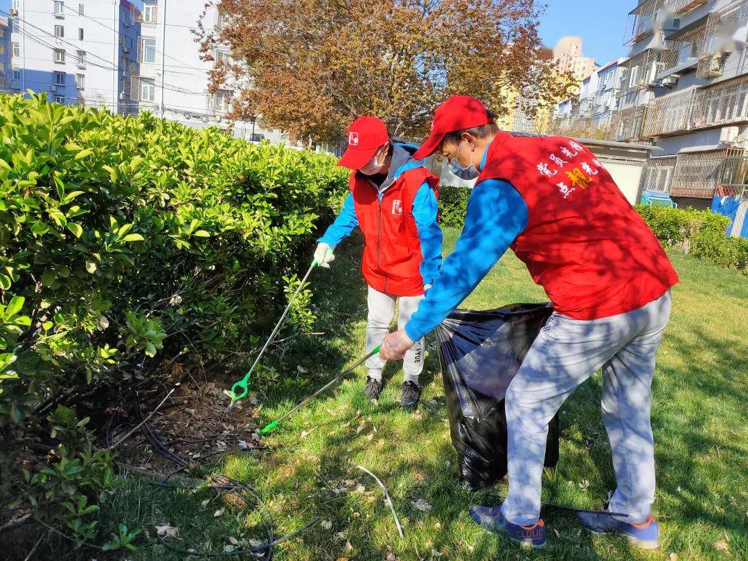 东兴三区组织在职党员清理社区垃圾 胜利街道