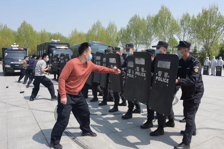 成伟同志实地检查指导开学返校安全保卫综合实战应急演练工作