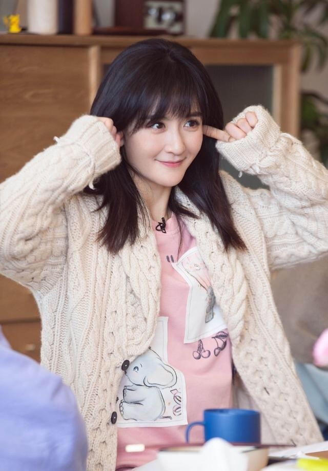 原创39岁的谢娜笑容好温暖,穿粉色卫衣配米白色针织开衫,少女感十足