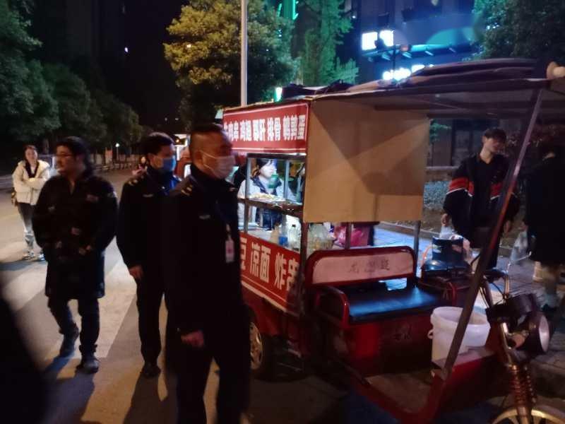 眉山流动摊贩给暖心城管送锦旗