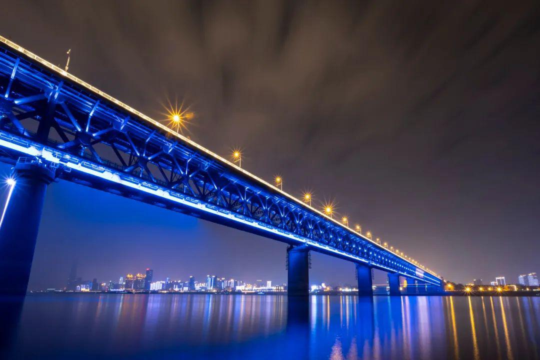 武汉长江大桥正式通车起