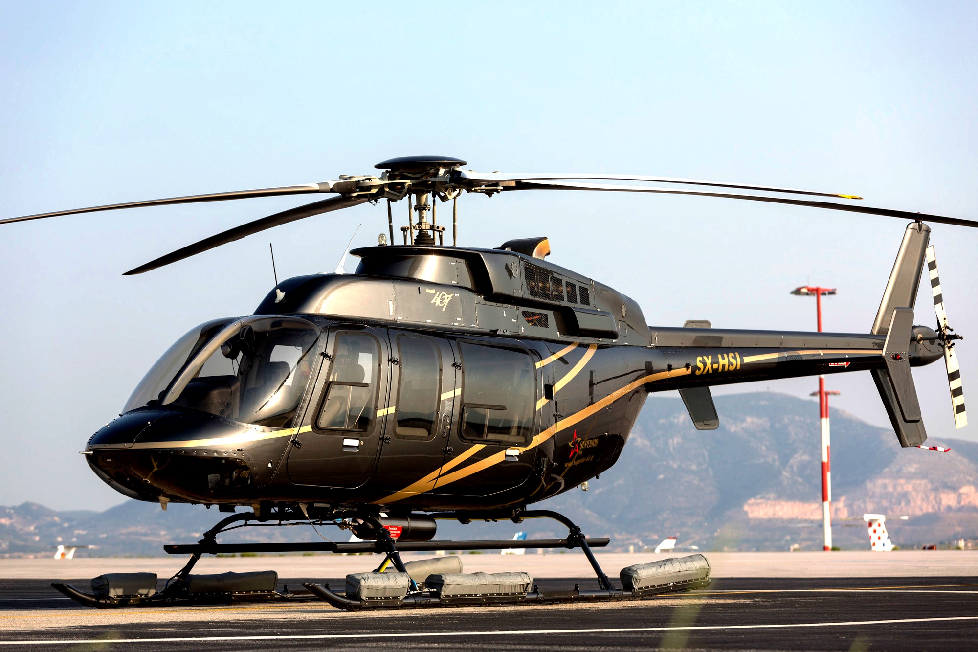 贝尔407型商用直升机