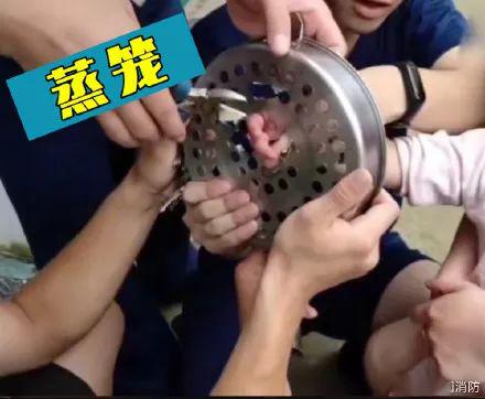 #护栏#突发！东莞一孩子头卡在护栏中······