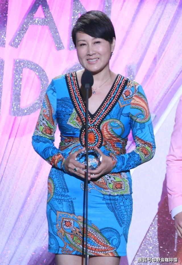 张凯丽的穿搭用整洁来形容最合适:如果要穿出惊艳感,又有显年轻的