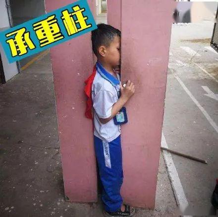 #护栏#突发！东莞一孩子头卡在护栏中······