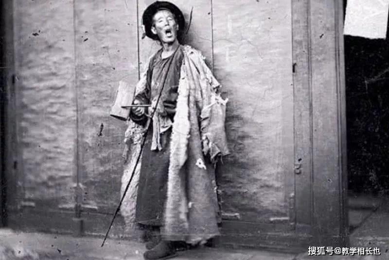 穷人更是让人心疼,对于身处那个时代的普通老百姓来说,衣装也十分破烂