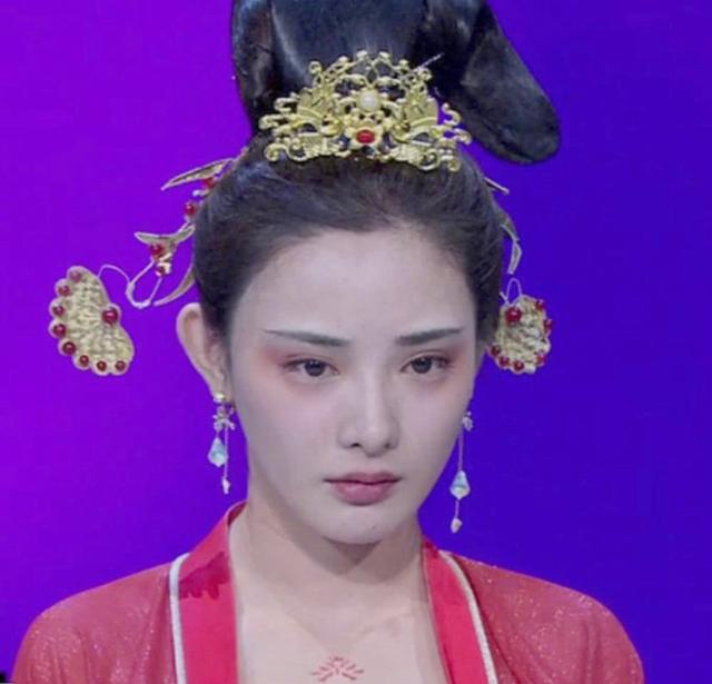 同是素颜出镜，张柏芝洋气十足美的高级，而范