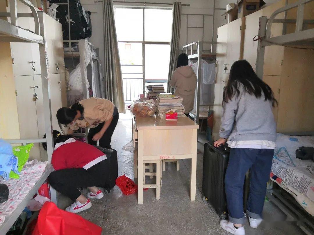 走读生转为住校生严格实行校园全封闭管理