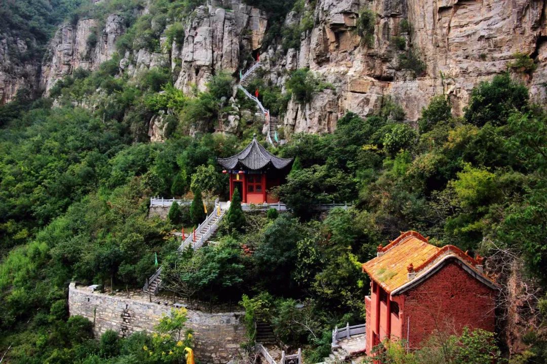 据明,清《淇县志》记载,朝阳山原为殷故宫,是殷纣