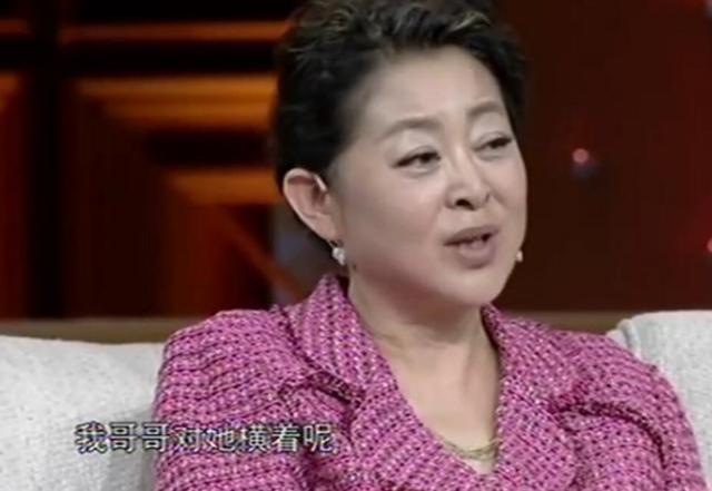 『哥哥』哥哥对她横着呢，她从不去儿子家住倪萍直言：我妈最疼哥哥
