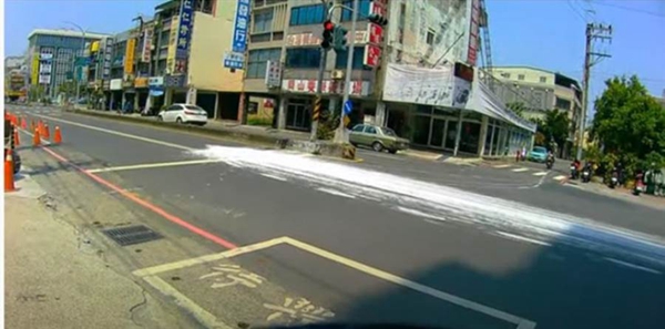 高雄一处道路被泼满白色油漆台网友：恶劣至极！_马路