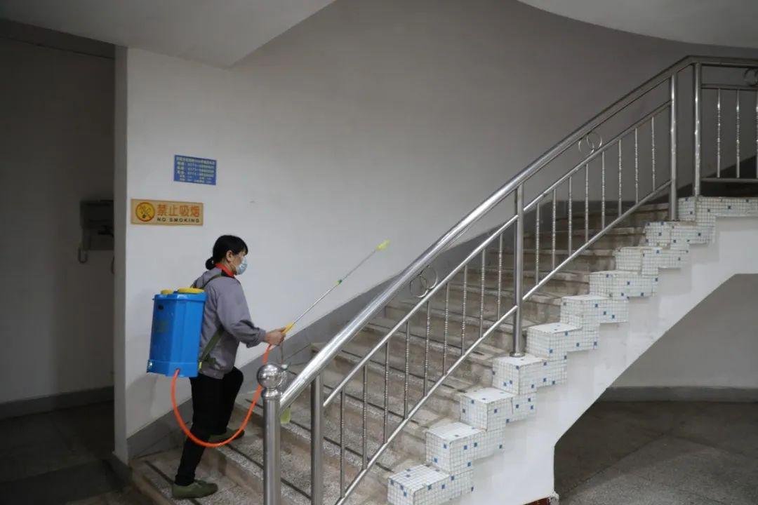 对鸿远楼楼梯扶手进行消毒