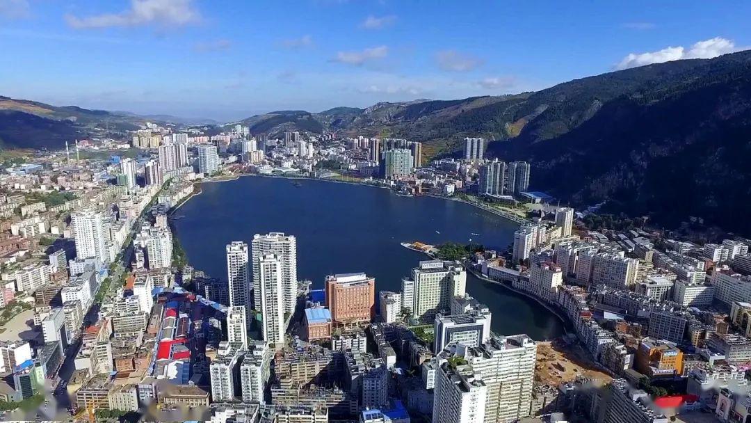 个旧森林资源丰富,生物多样,森林覆盖率39%,旅游景点景区负氧离子