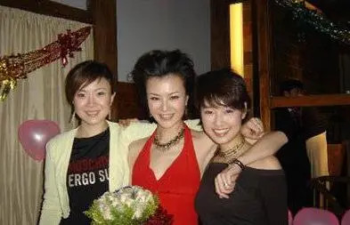 刘孜马伊琍一起模仿梅婷，三人同框十分养眼，
