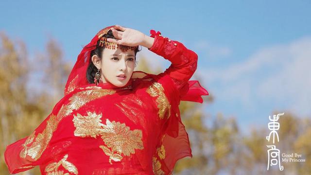 同是素颜出镜，张柏芝洋气十足美的高级，而范