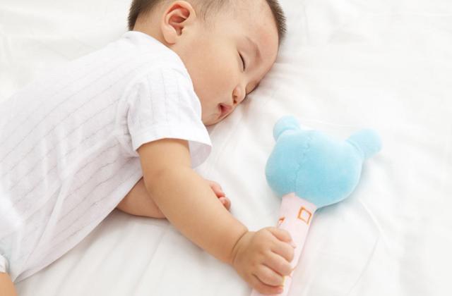 「父母」父母要干涉吗？趴着睡的原因你了解过吗？宝宝喜欢趴着睡好不好