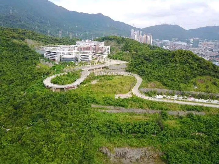 深圳·盐田 / / / 5月10日,被誉为"深圳最美全海景高中"的盐田高级