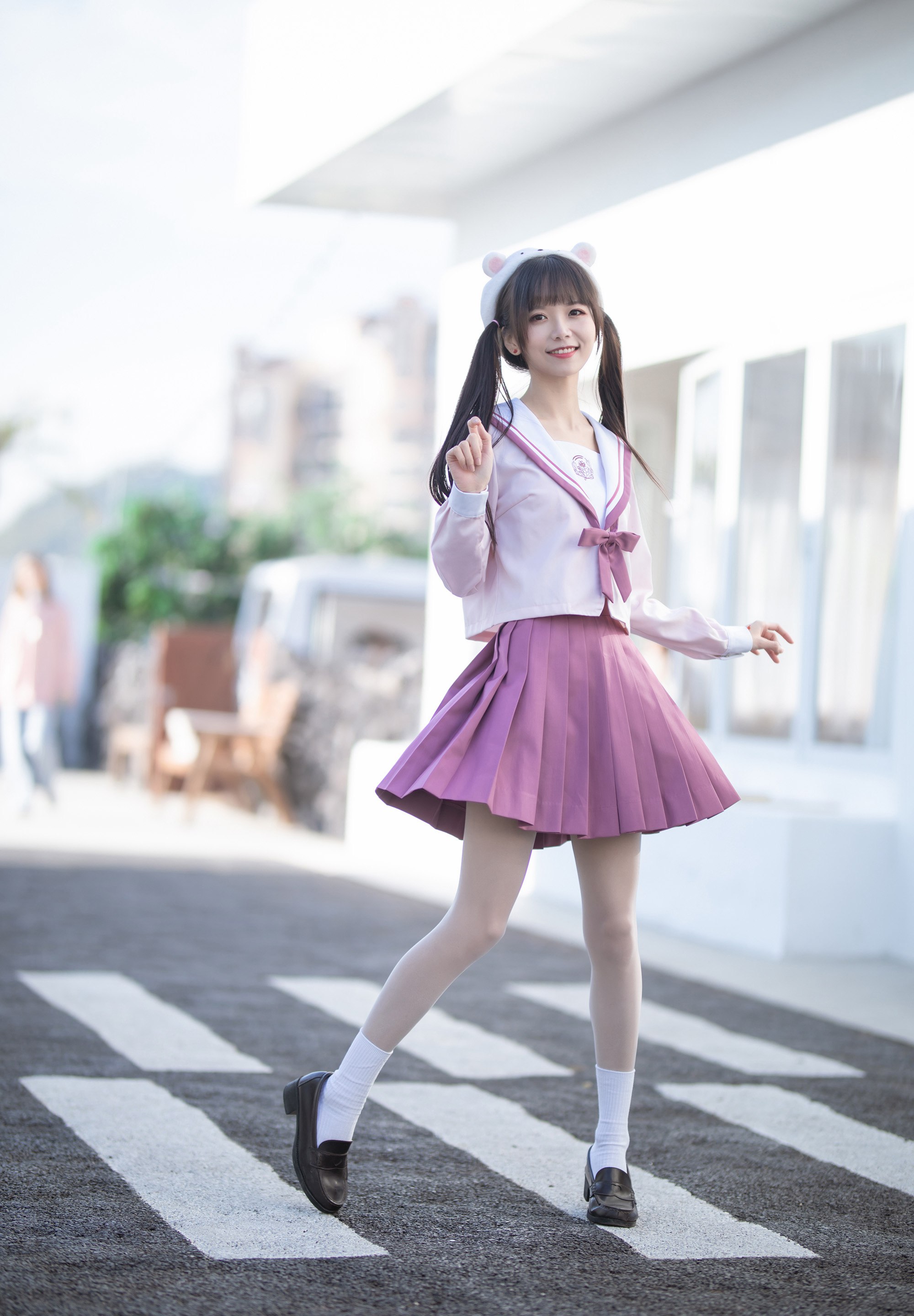 jk制服:院子里的jk少女