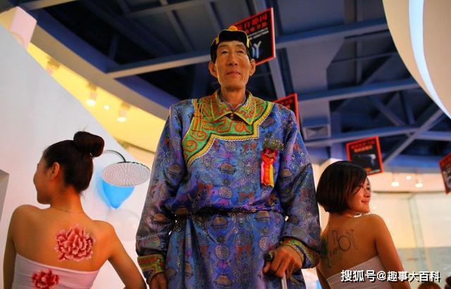 米巨人■娶妻生娃后的他，今状况如何？2米巨人56岁娶28岁女友