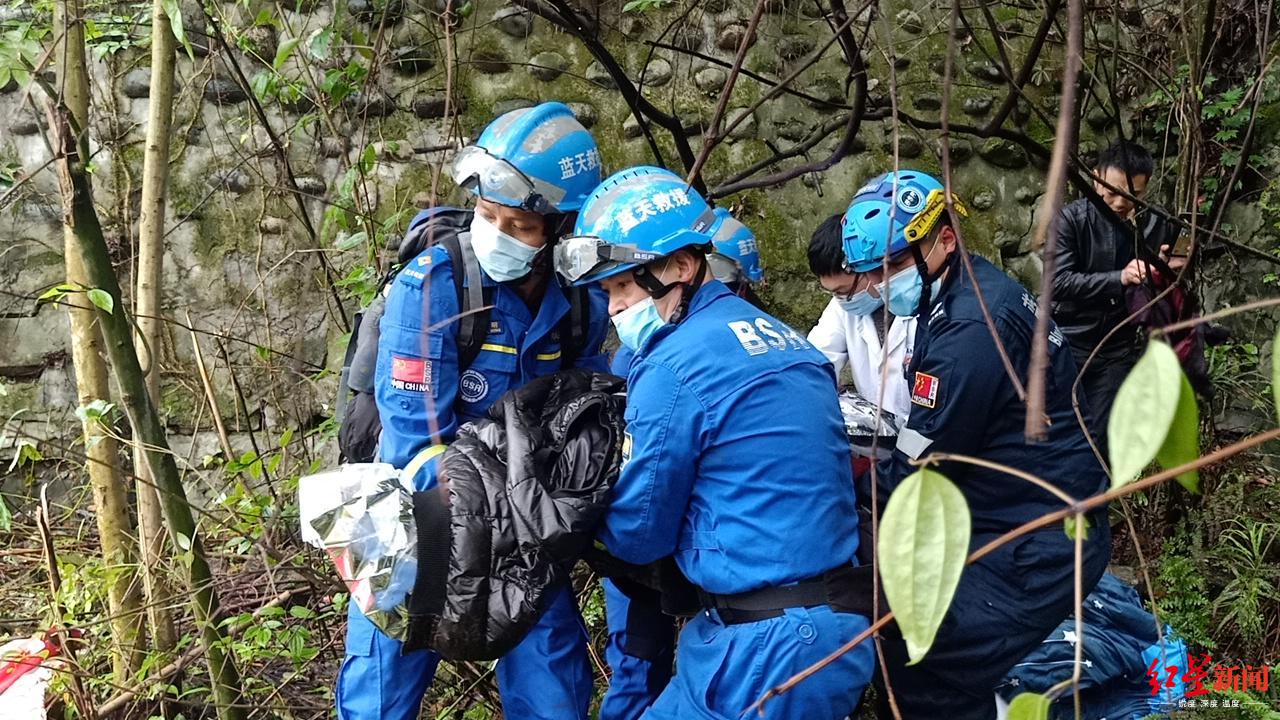 84岁婆婆都江堰景区外走失 万幸失联4天后在8米高