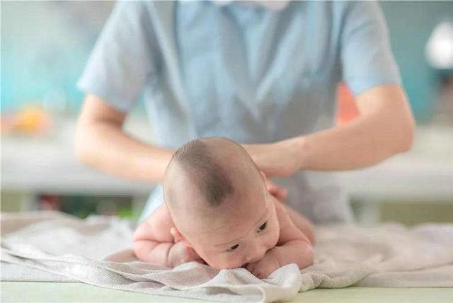 孩子：却可以让宝宝聪明又健康，妈妈们学起来这个动作不用花一分钱