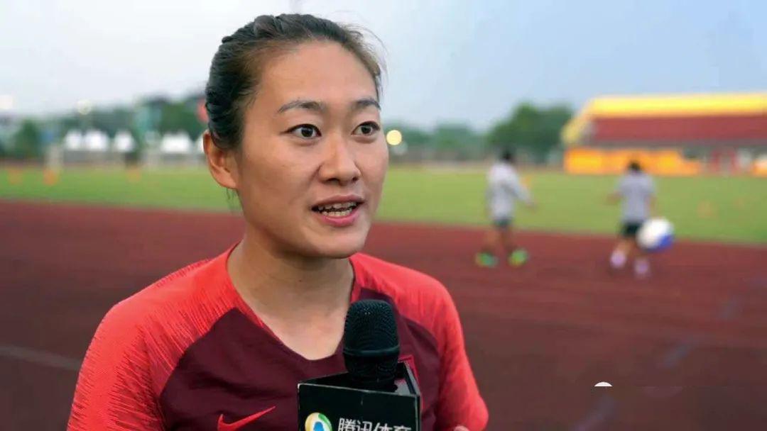 fifa官网近日对中国女足国家队队长吴海燕进行中专访,她回顾了球队之