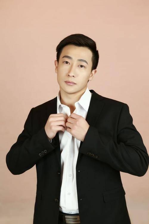 叶厂牌音乐人,代表作《萨琳娜》,《十二月》等流行歌曲,唱作人张尧