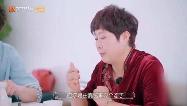 男星花光积蓄为父治病只能裸婚，工资曝光心酸