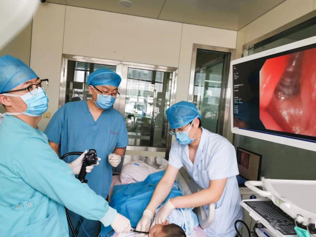 3龄童吞电池食管狭窄难进食,小儿胃镜扩张