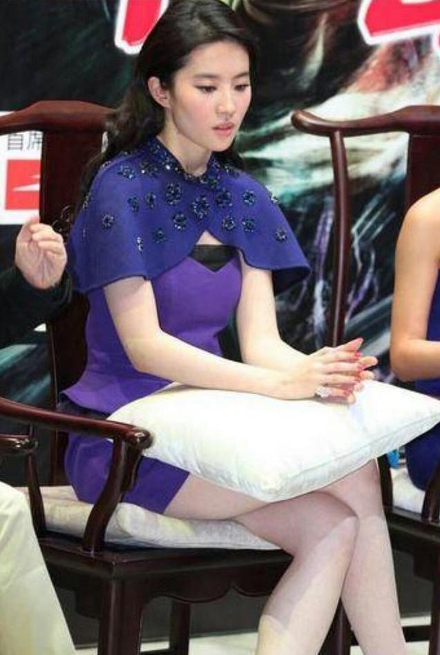 难怪女明星穿裙子都小心翼翼看到坐在凳子上的杨颖才懂