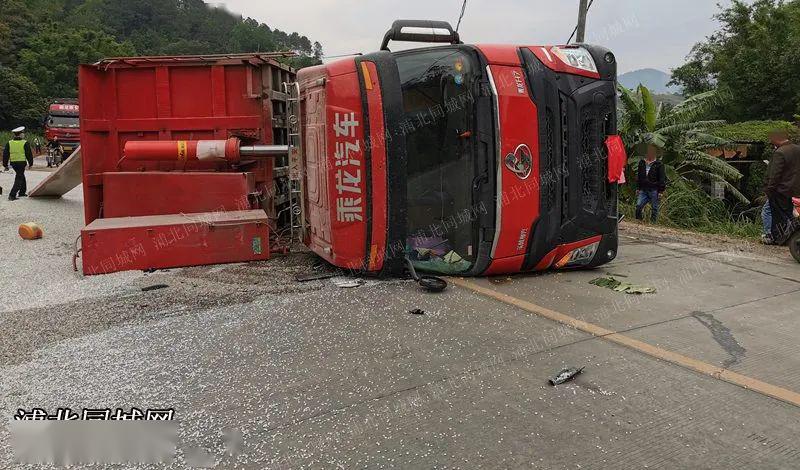 浦北福旺至寨圩路段一大货车侧翻,石沙铺满路面