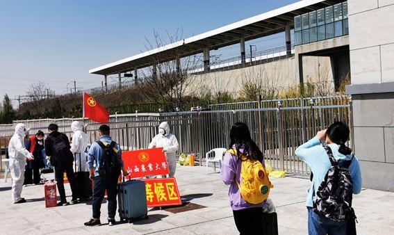 大学生怎么出校门 721d28cea80e4a2692af0f811be7a228.jpeg