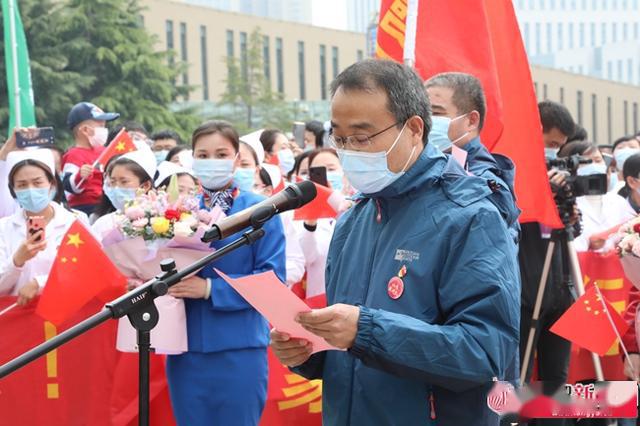 援鄂医务人员代表,市人民医院副院长张凤伟介绍在湖北工作情况