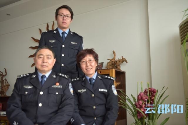 在邵阳,有这样一个警察之家,父亲李利民,作为邵阳监狱的一名领导干部