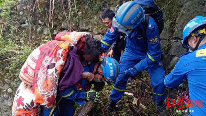 84岁婆婆都江堰景区外走失 万幸失联4天后在8米高