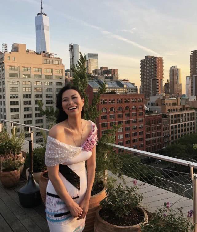 为移民美国,嫁大30岁的美国老头,后为了钱改嫁大37岁的美国富豪