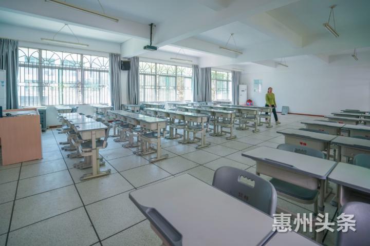 惠州一中教室桌椅已经布置完毕.惠州报业全媒体记者汤渝杭 摄