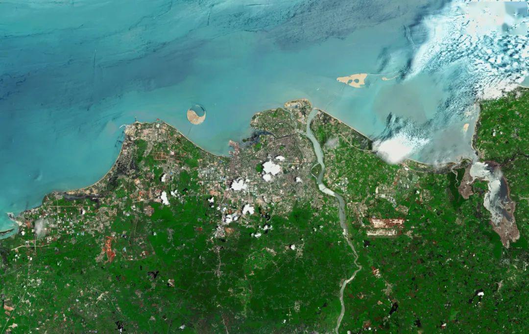 栏目来送福利, 将通过一组最新的遥感卫星影像图 带你一览海南全貌