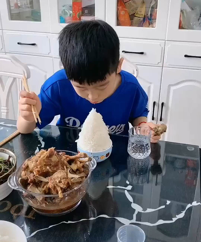 妹妹■导致妹妹“无饭可吃”，妈妈安慰：闺女别急，他快开学了哥哥饭量太大