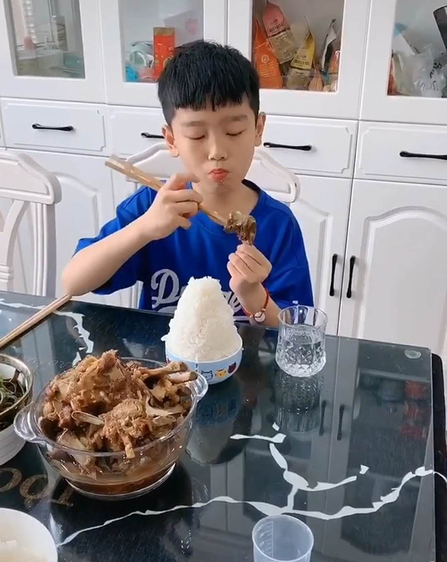 妹妹■导致妹妹“无饭可吃”，妈妈安慰：闺女别急，他快开学了哥哥饭量太大