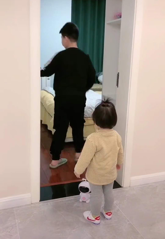 妹妹■遭到哥哥“无情”对待，妈妈当场笑翻妹妹赖在哥哥房间蹭床睡