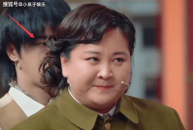 贾玲被baby说蠢其他人都被逗笑唯独华晨宇的眼神太真实了
